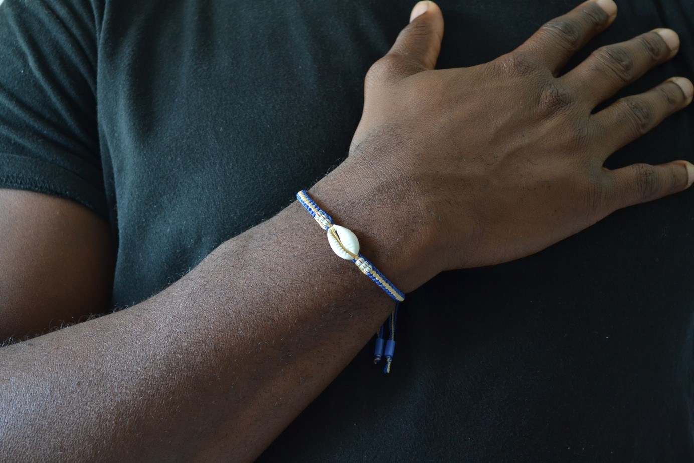 Bracelet réglable surmonté de Cauris Bracelet réglable surmonté de Cauris