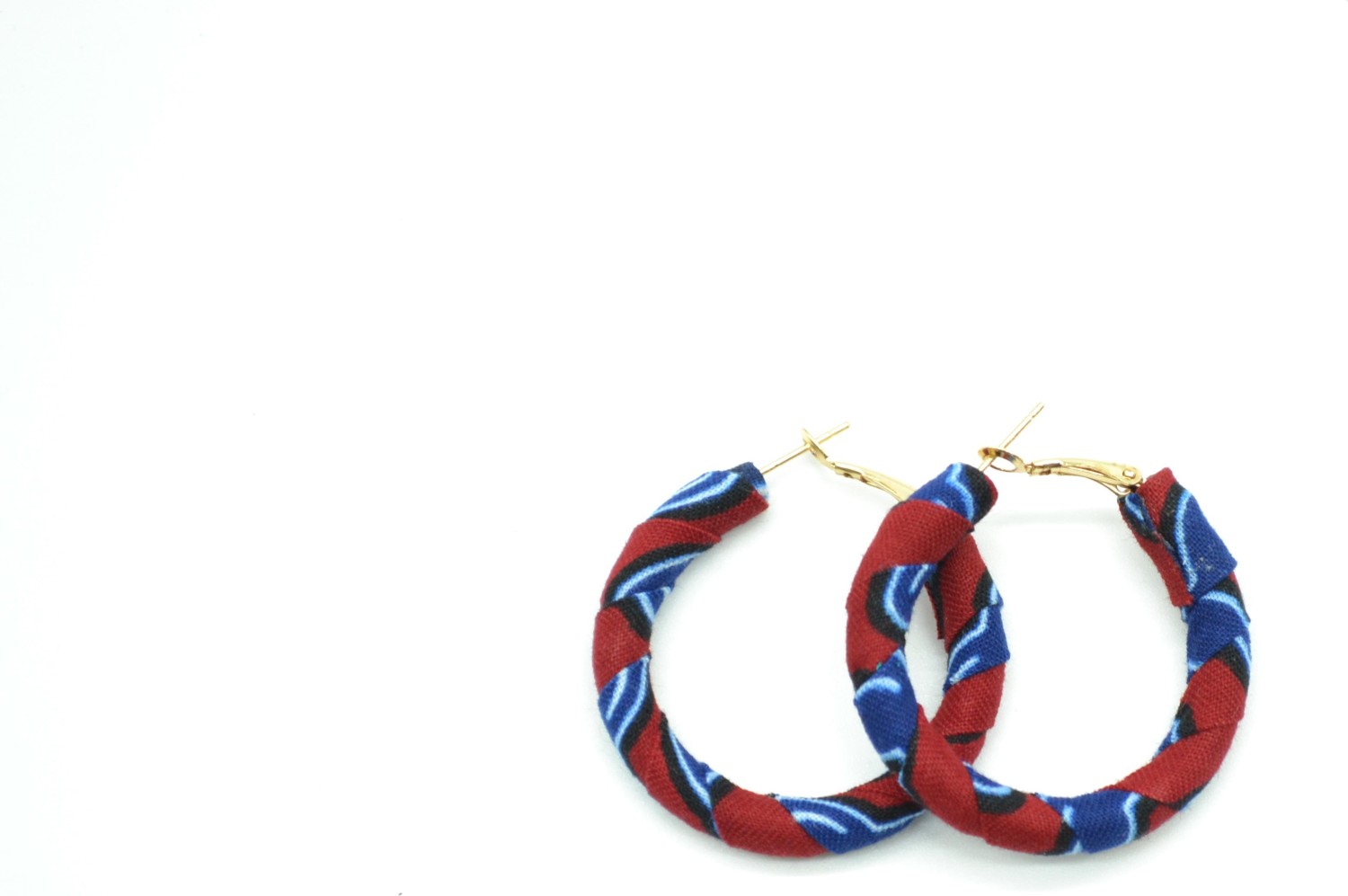 Boucles d'oreilles rondes en tissu wax bleu et rouge Boucles d'oreilles rondes en tissu wax bleu et rouge