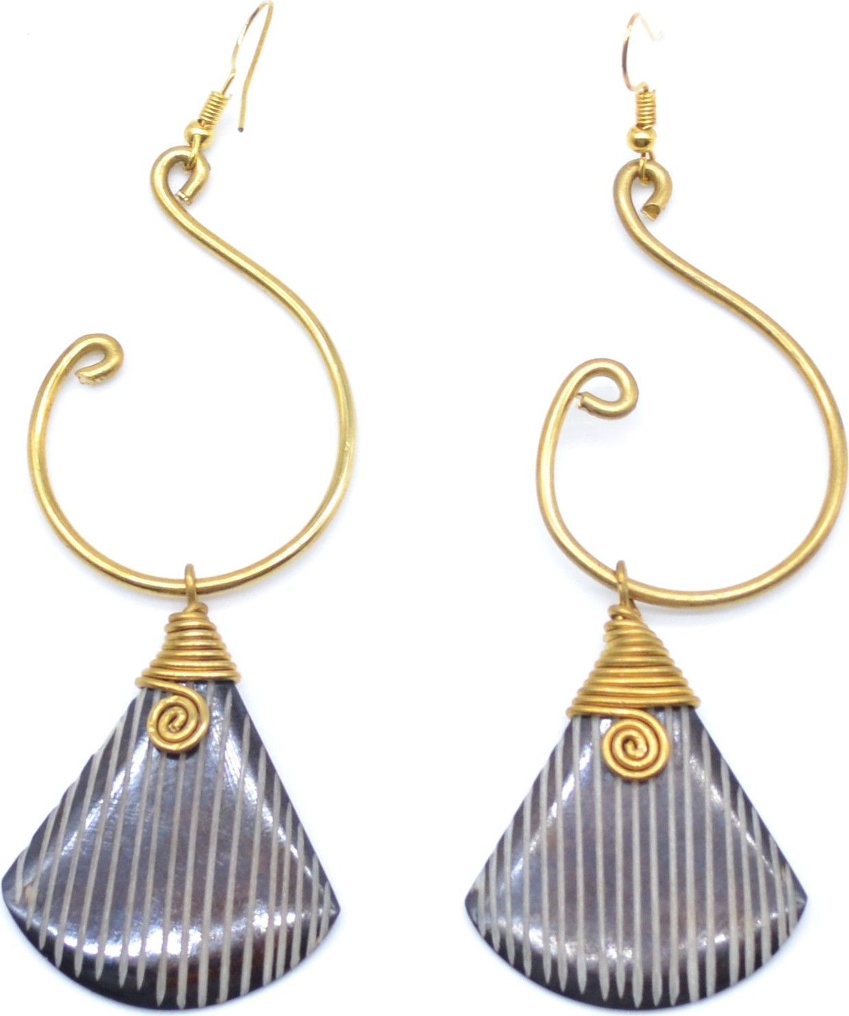 Boucles d'oreilles élégantes en bronze et corne