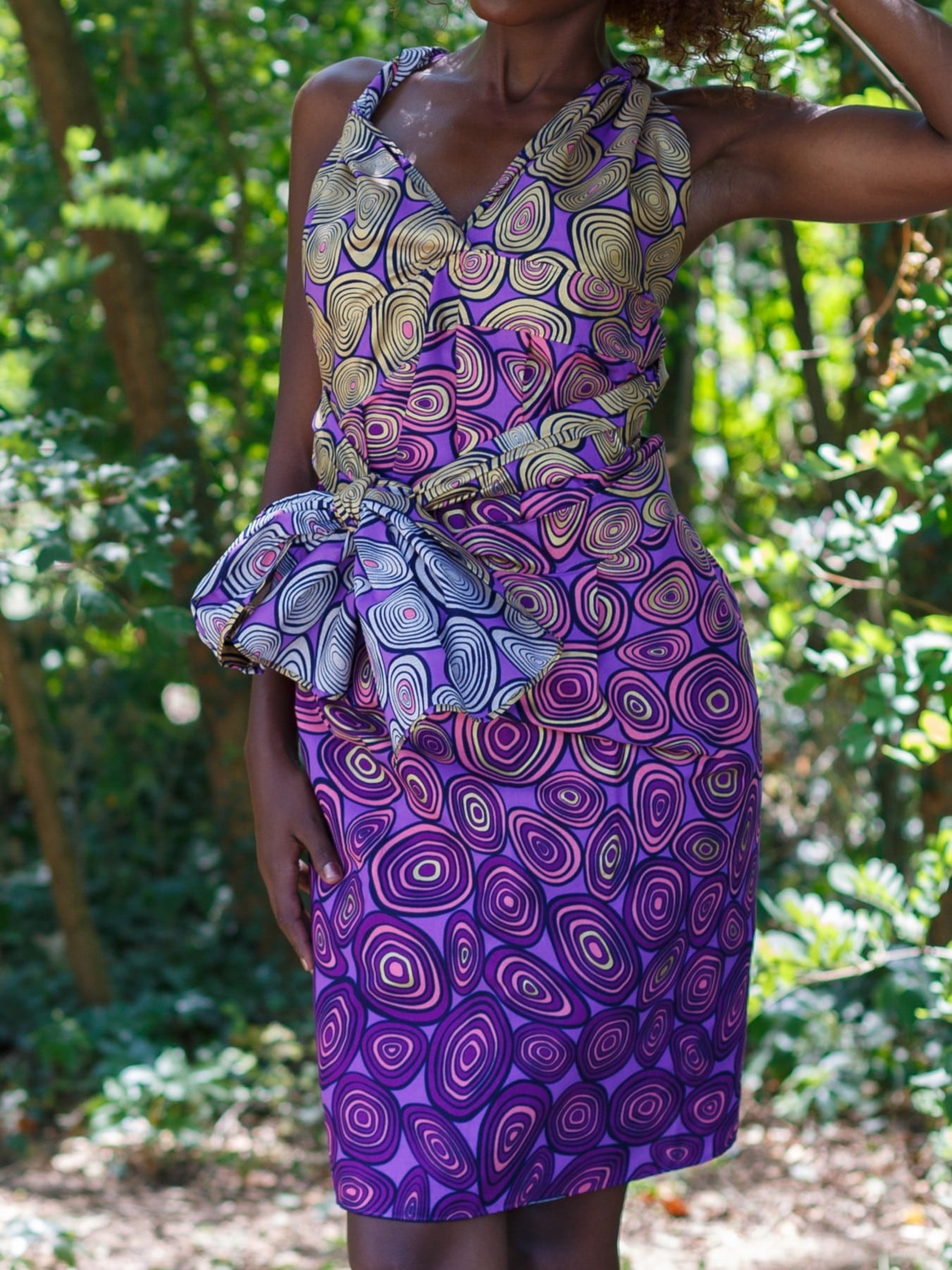 Robe portefeuille en tissu wax à motifs circulaires violets Robe portefeuille en tissu wax à motifs circulaires violets