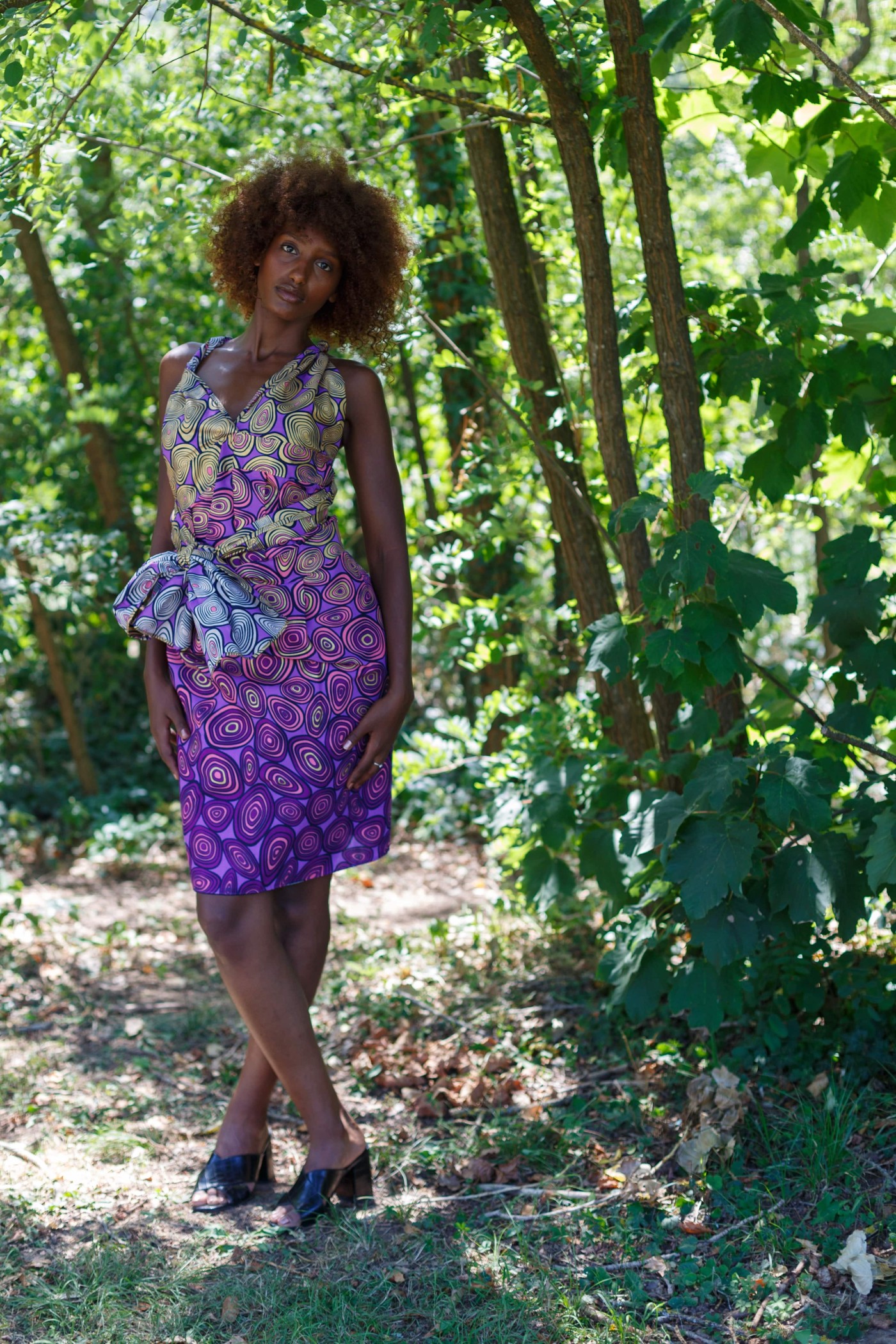 Robe portefeuille en tissu wax à motifs circulaires violets Robe portefeuille en tissu wax à motifs circulaires violets