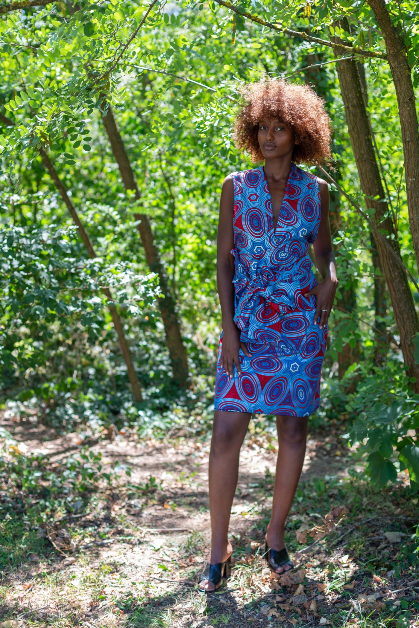 Robe portefeuille en tissu wax bleue et rouge Robe portefeuille en tissu wax bleue et rouge