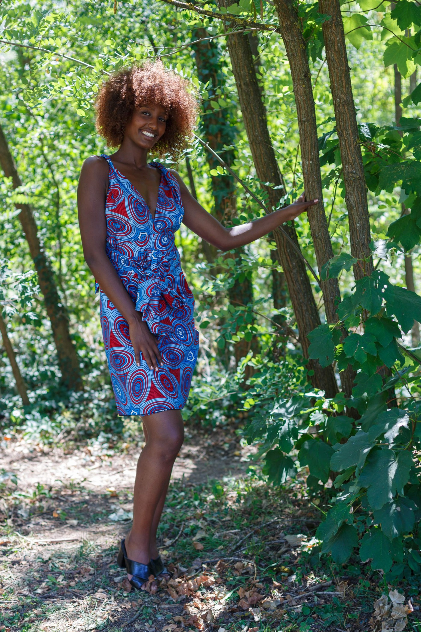 Robe portefeuille en tissu wax bleue et rouge Robe portefeuille en tissu wax bleue et rouge