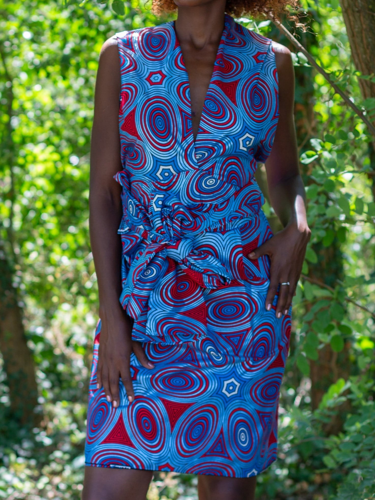 Robe portefeuille en tissu wax bleue et rouge Robe portefeuille en tissu wax bleue et rouge