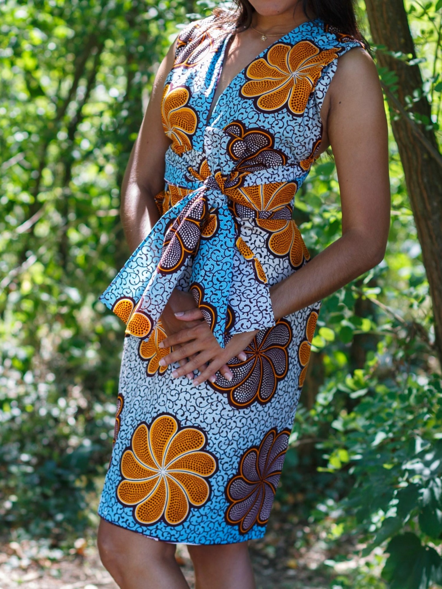 Robe portefeuille en tissu wax avec motifs floraux Robe portefeuille en tissu wax avec motifs floraux