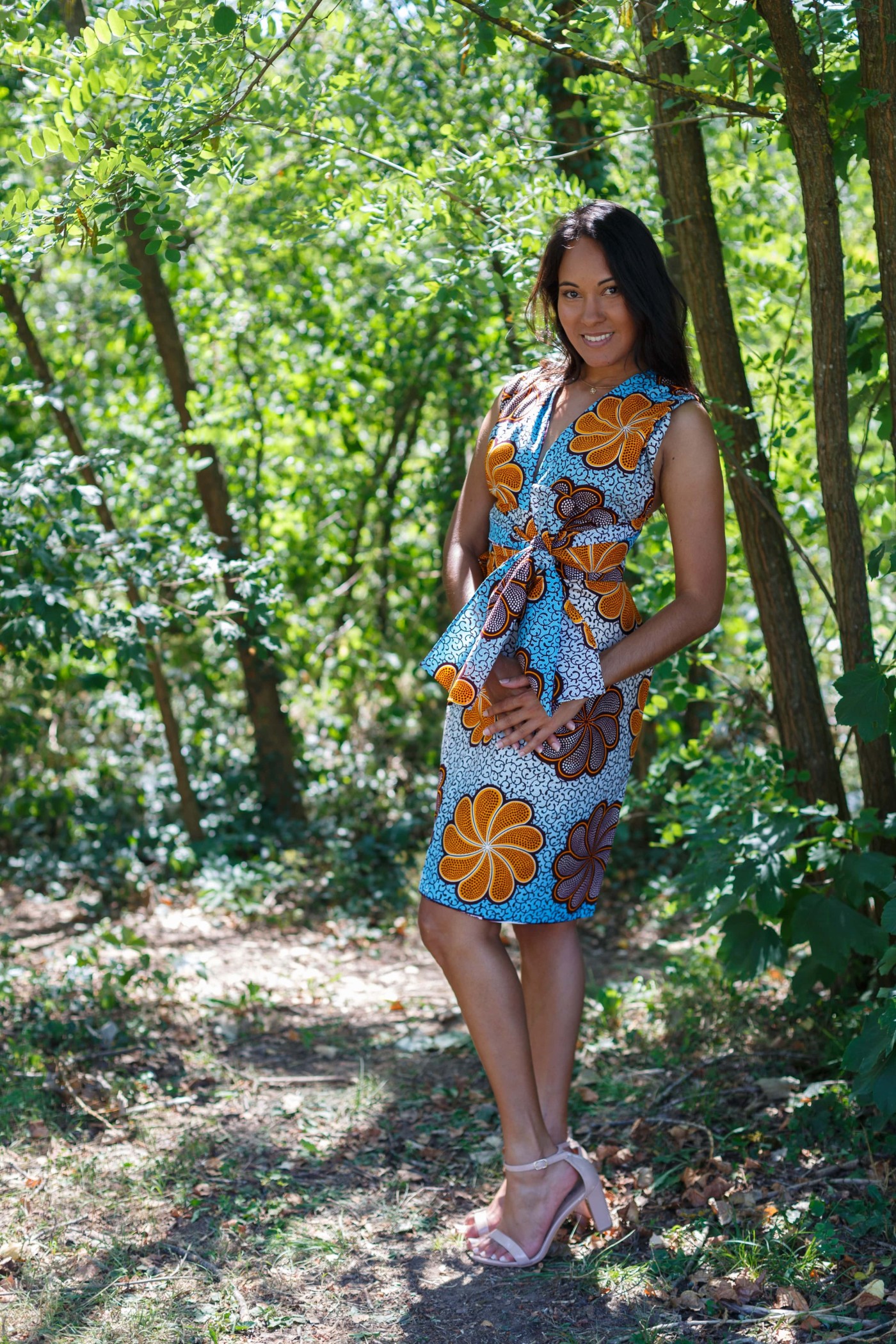 Robe portefeuille en tissu wax avec motifs floraux Robe portefeuille en tissu wax avec motifs floraux