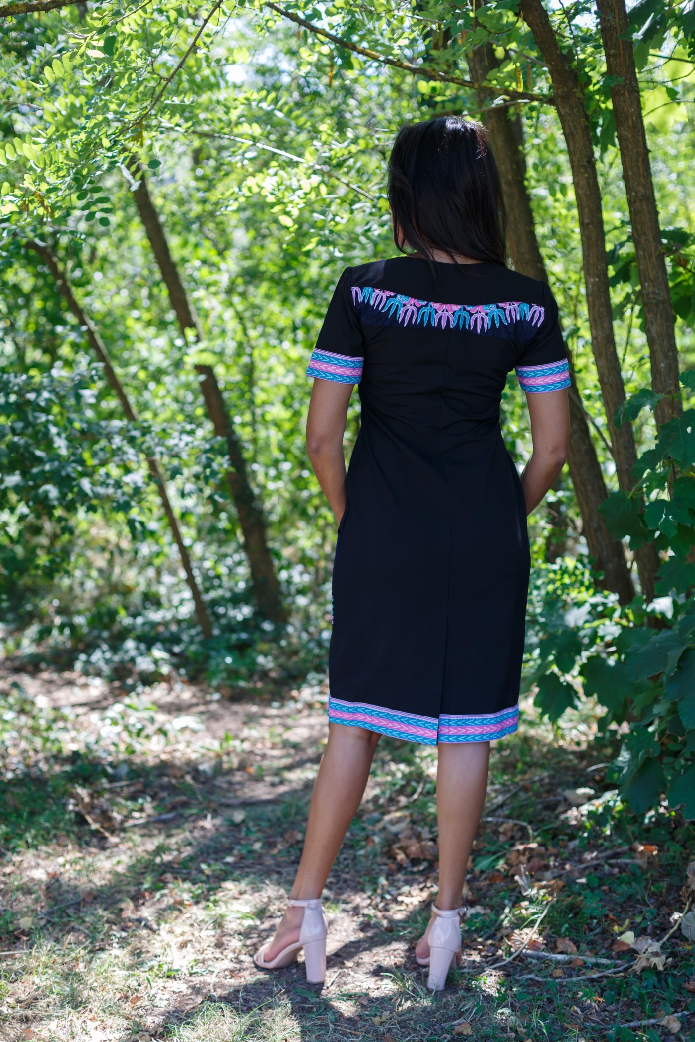 Robe noire customisée avec tissu wax Robe noire customisée avec tissu wax