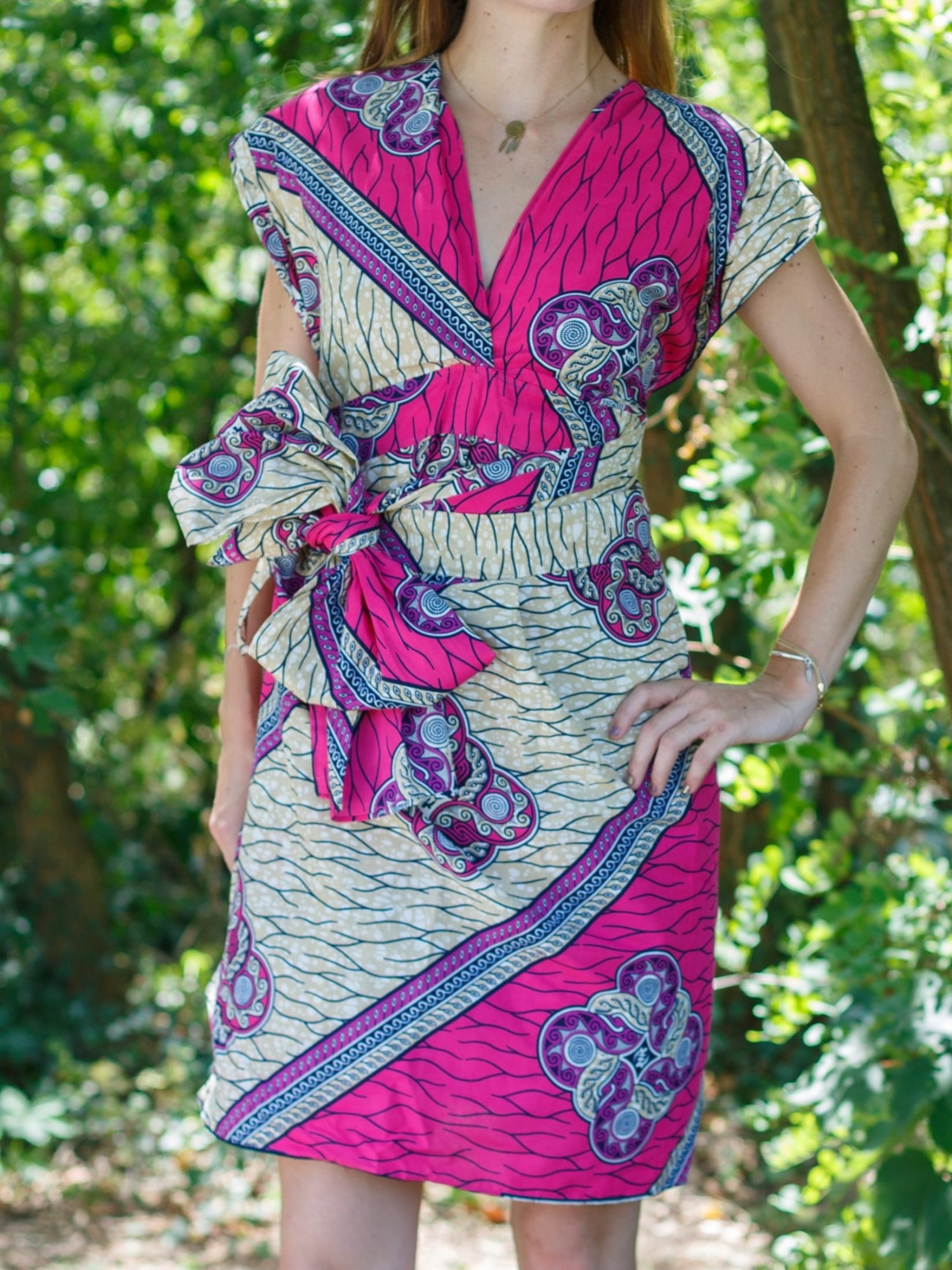 Robe portefeuille en tissu wax rose et beige Robe portefeuille en tissu wax rose et beige