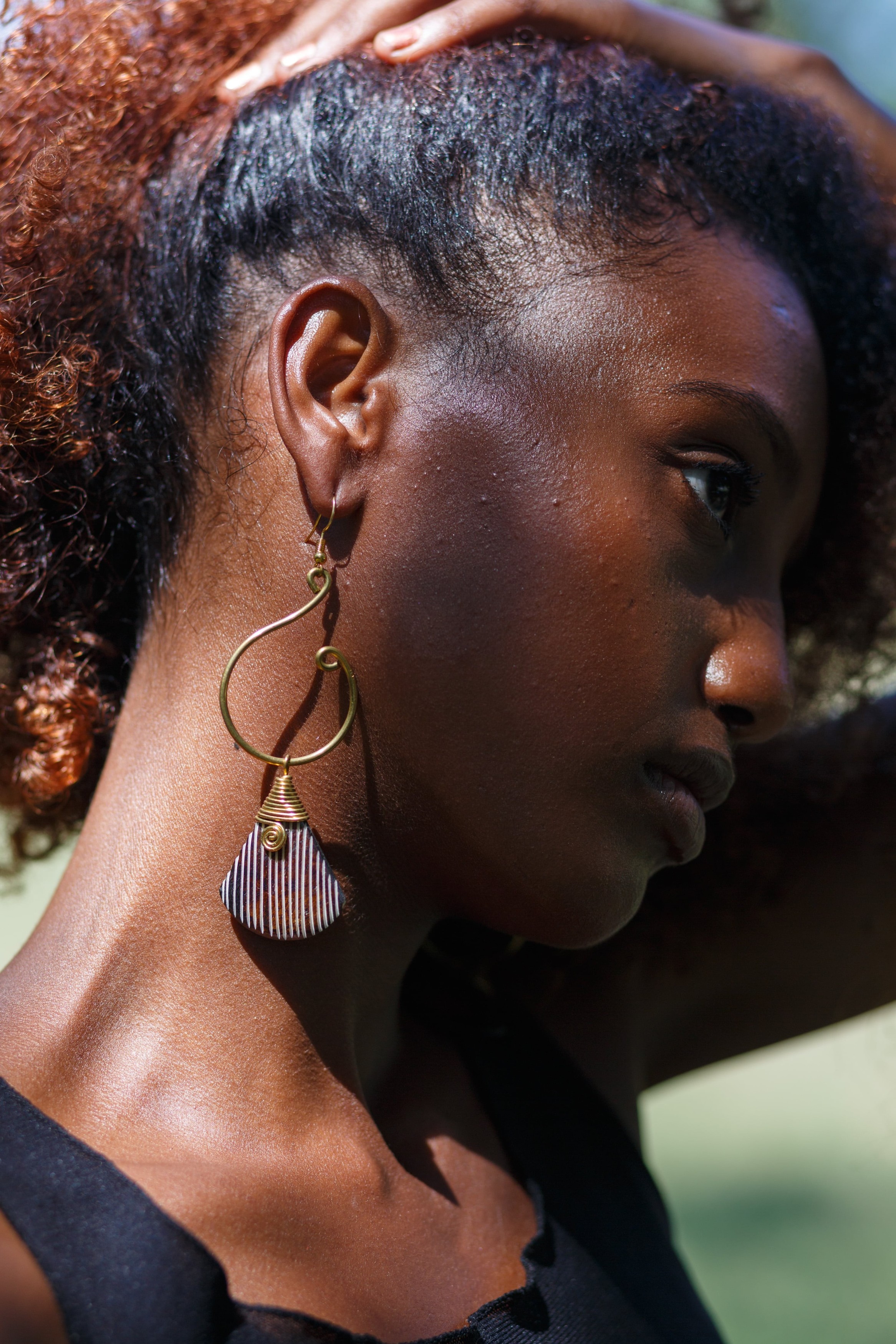 Boucles d'oreilles élégantes en bronze et corne