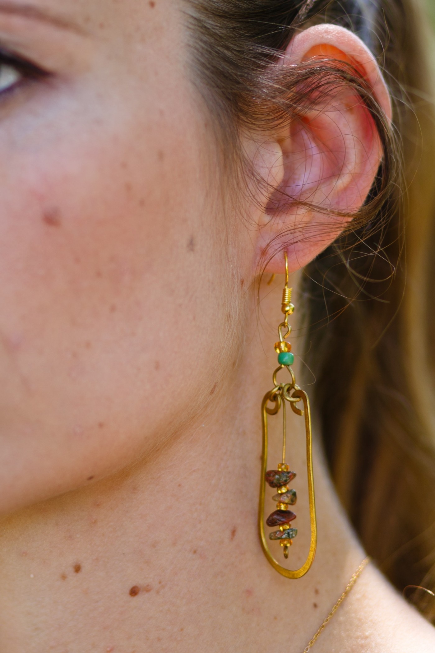 Boucles d'oreilles en bronze et pierres de jade Boucles d'oreilles en bronze et pierres de jade