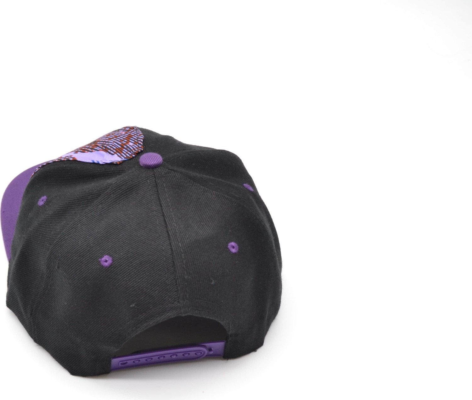 Casquette customisée avec tissu wax violet