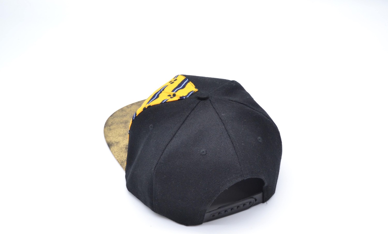 Casquette customisée avec tissu wax jaune