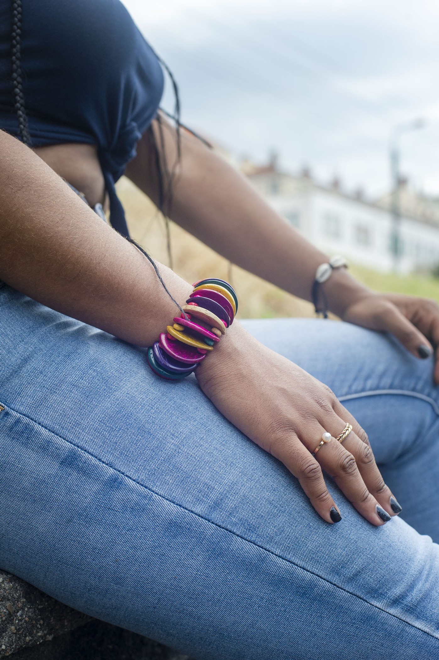 Bracelet ethnique en noix de coco colorée