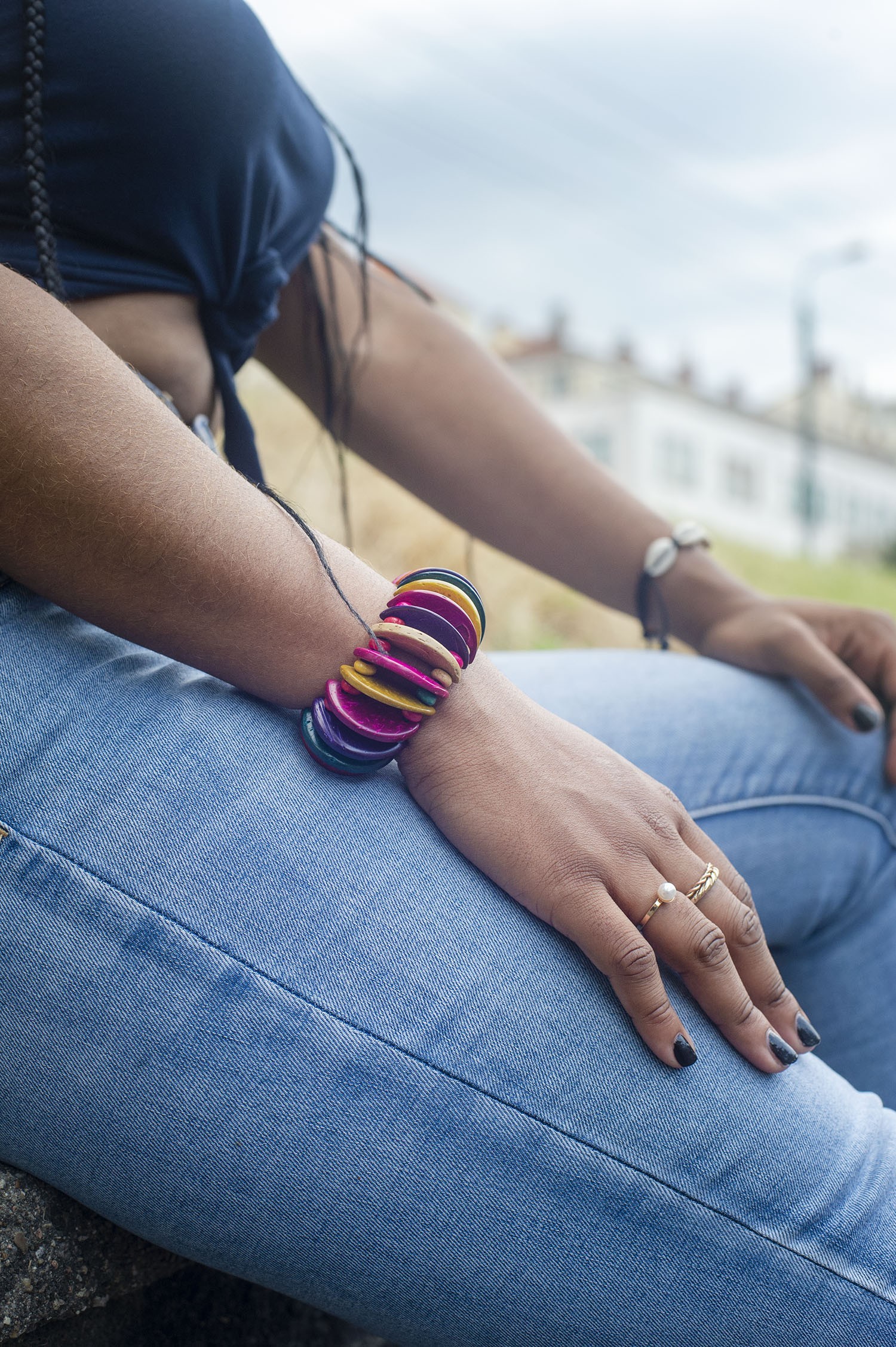 Bracelet ethnique en noix de coco colorée