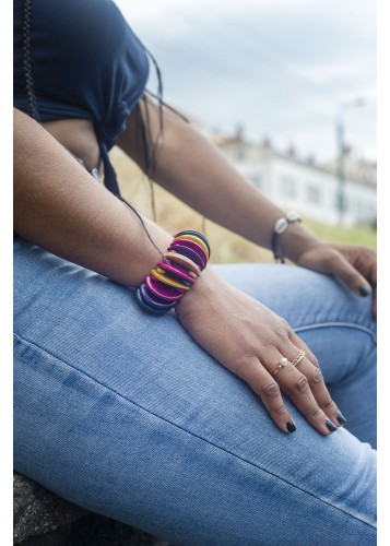 Bracelet ethnique en noix de coco colorée