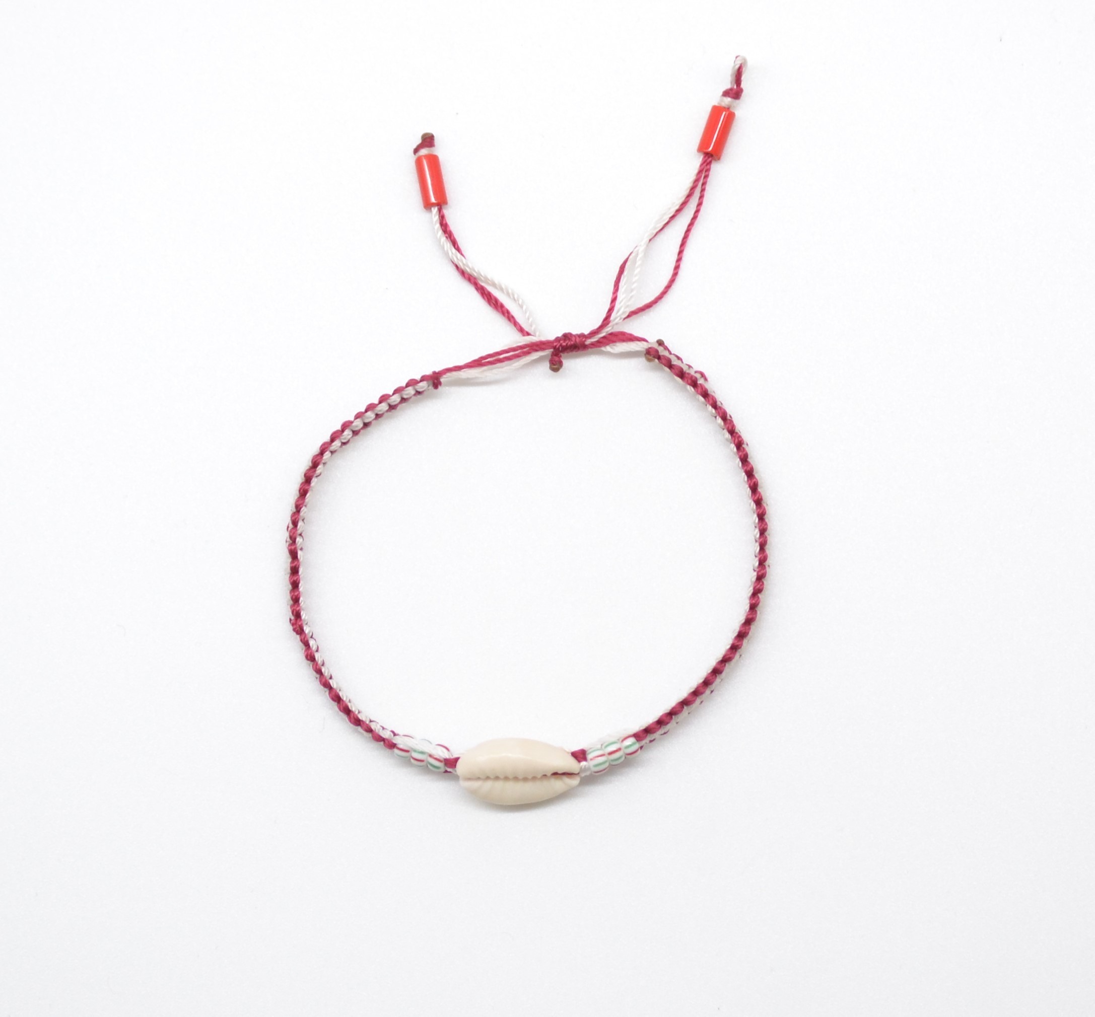 Bracelet en macramé orné d'un coquillage