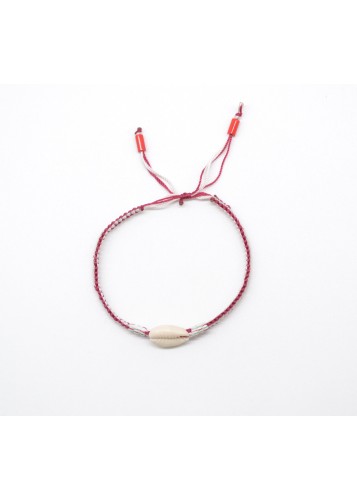 Bracelet en macramé orné d'un coquillage