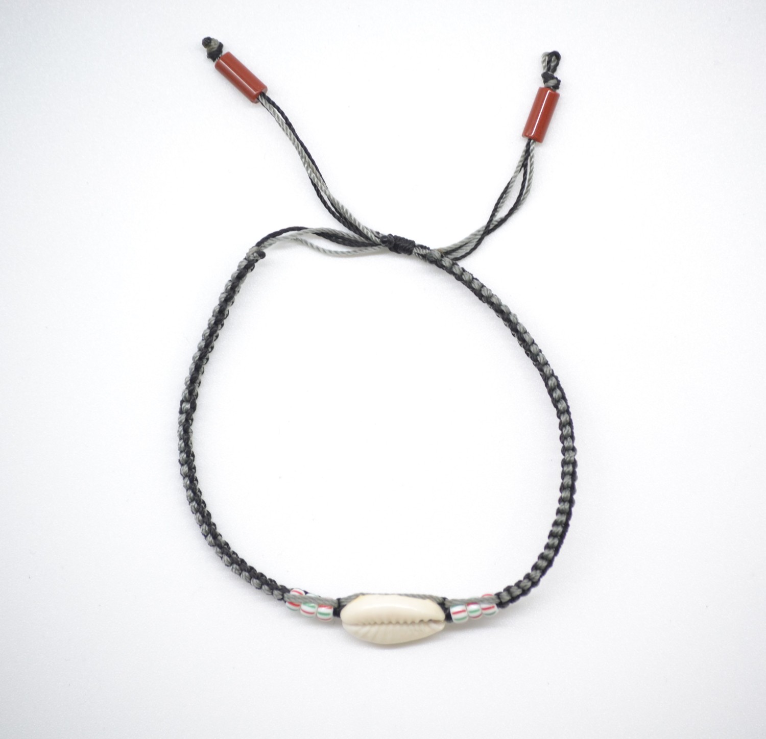 Bracelet en macramé surmonté d'un cauris