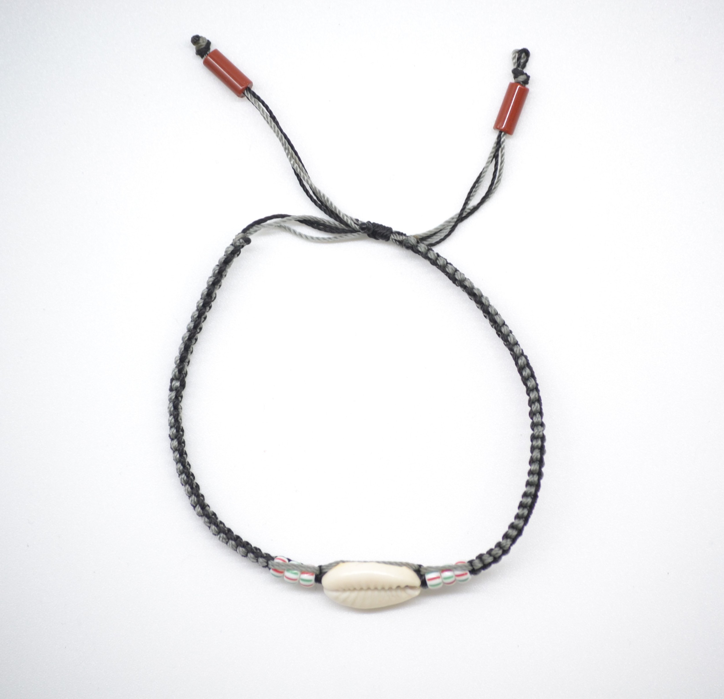 Bracelet en macramé surmonté d'un cauris