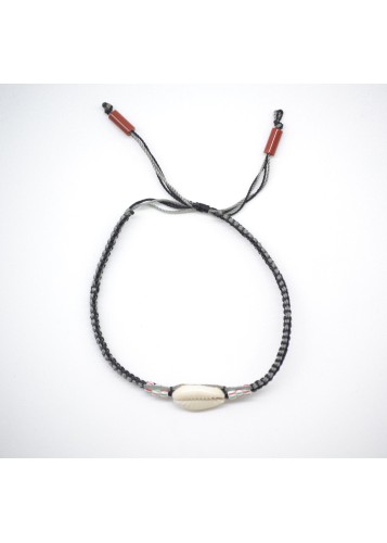 Bracelet en macramé surmonté d'un cauris