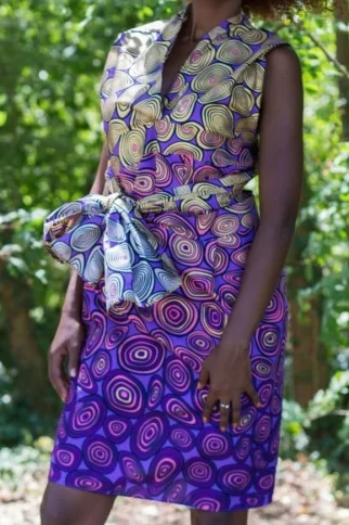 Robe portefeuille en tissu wax à motifs circulaires violets Robe portefeuille en tissu wax à motifs circulaires violets