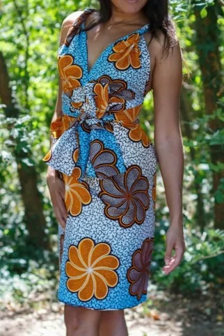 Robe portefeuille en tissu wax avec motifs floraux Robe portefeuille en tissu wax avec motifs floraux