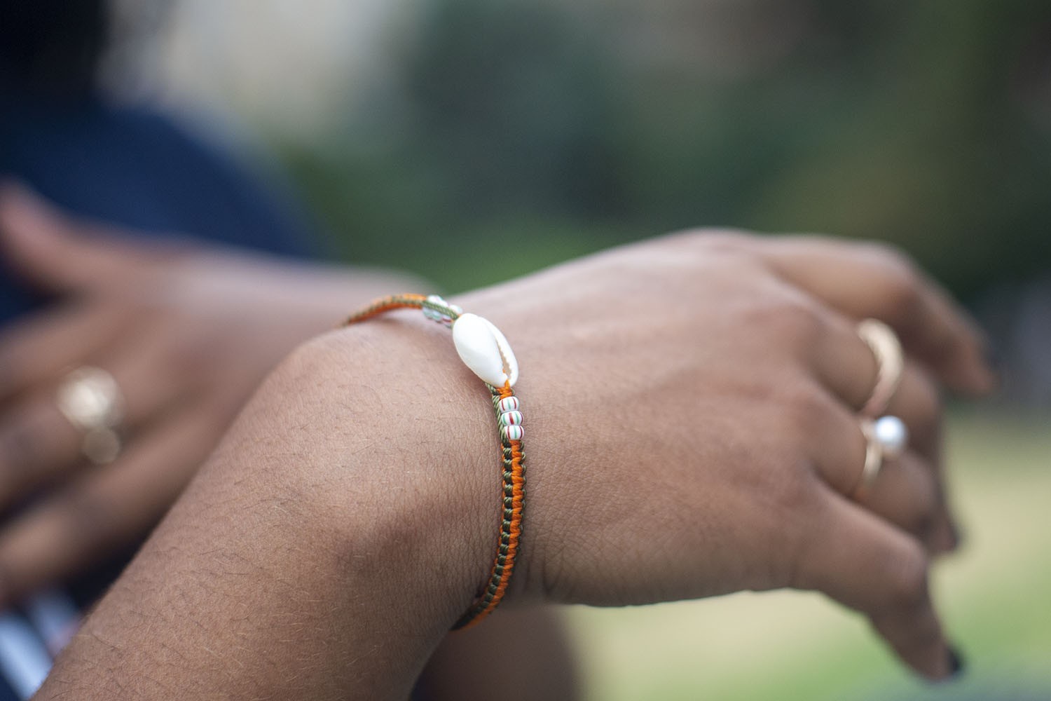 Bracelet réglable orange orné de Cauris