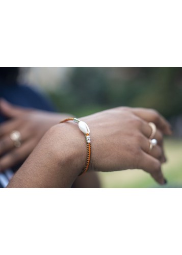Bracelet réglable orange orné de Cauris