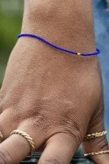 Bracelet multicolore avec perles bleues