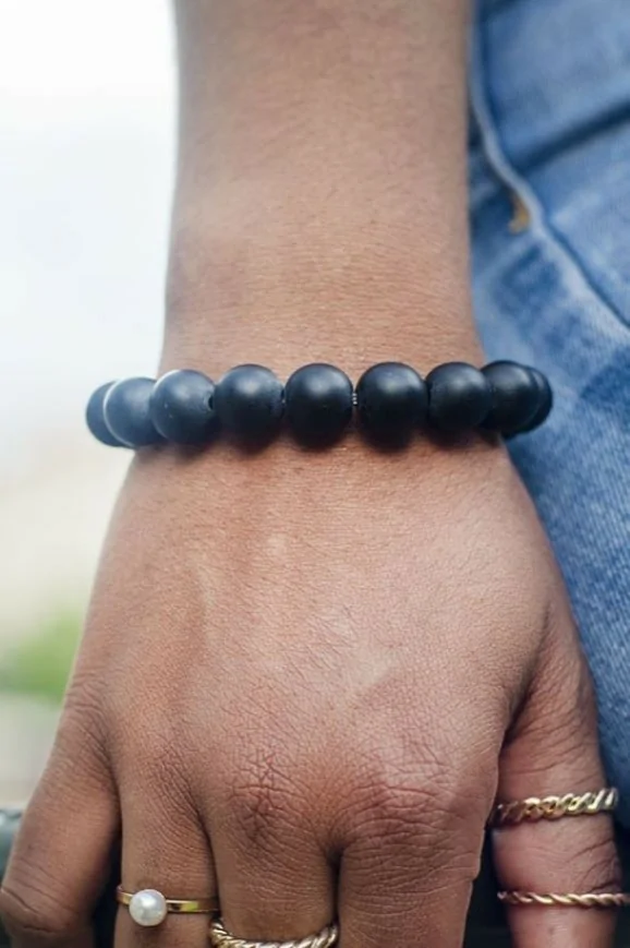 Bracelet de grosses perles noires