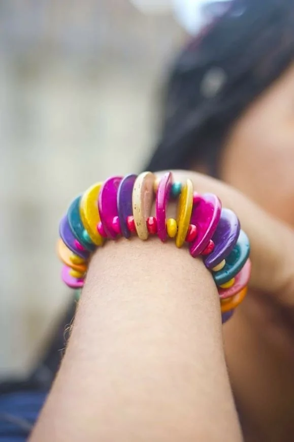 Bracelet ethnique en noix de coco colorée