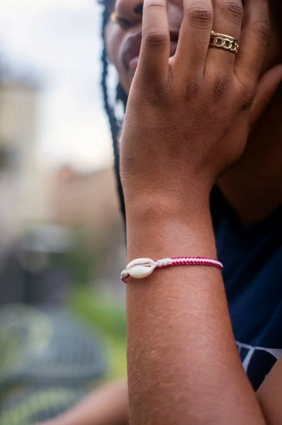 Bracelet en macramé orné d'un coquillage