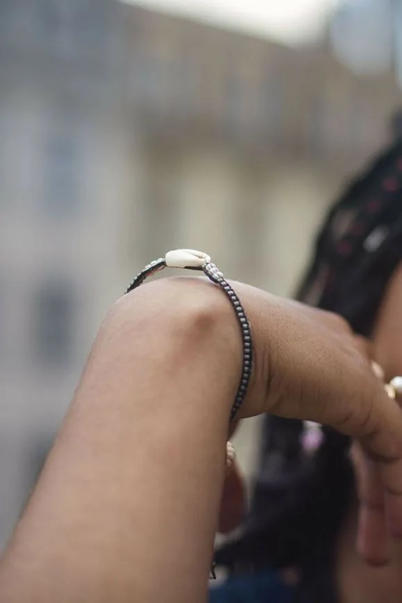 Bracelet en macramé surmonté d'un cauris