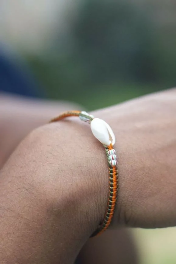 Bracelet réglable orange orné de Cauris