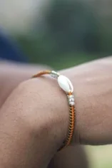 Bracelet réglable orange orné de Cauris