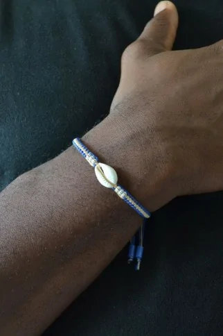 Bracelet réglable surmonté de Cauris Bracelet réglable surmonté de Cauris