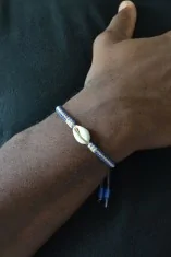 Bracelet réglable orange orné de Cauris