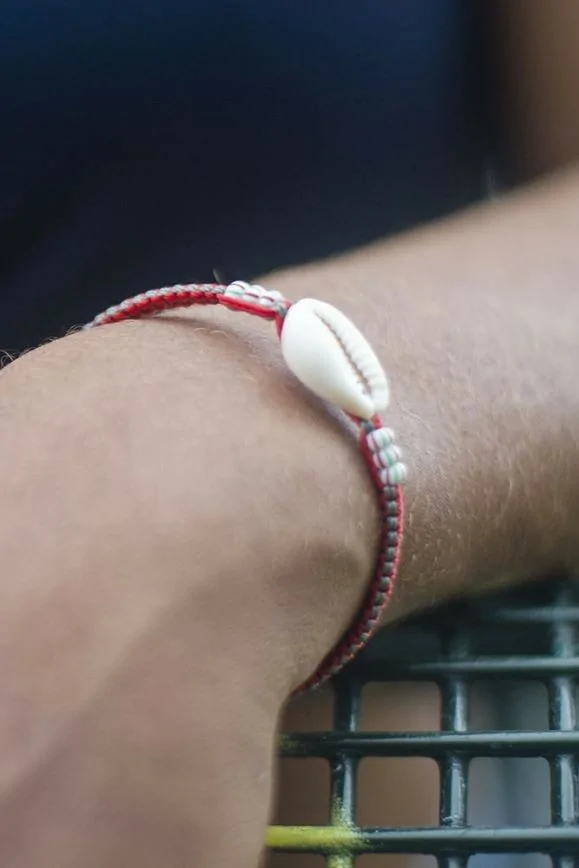 Bracelet réglable décoré de Cauris