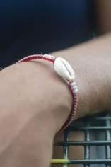 Bracelet réglable décoré de Cauris