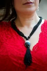 Collier de perles avec pendentif blanc et noir