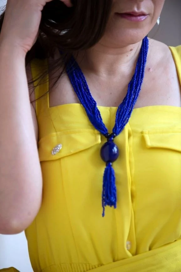 Collier de perles bleues avec pendentif