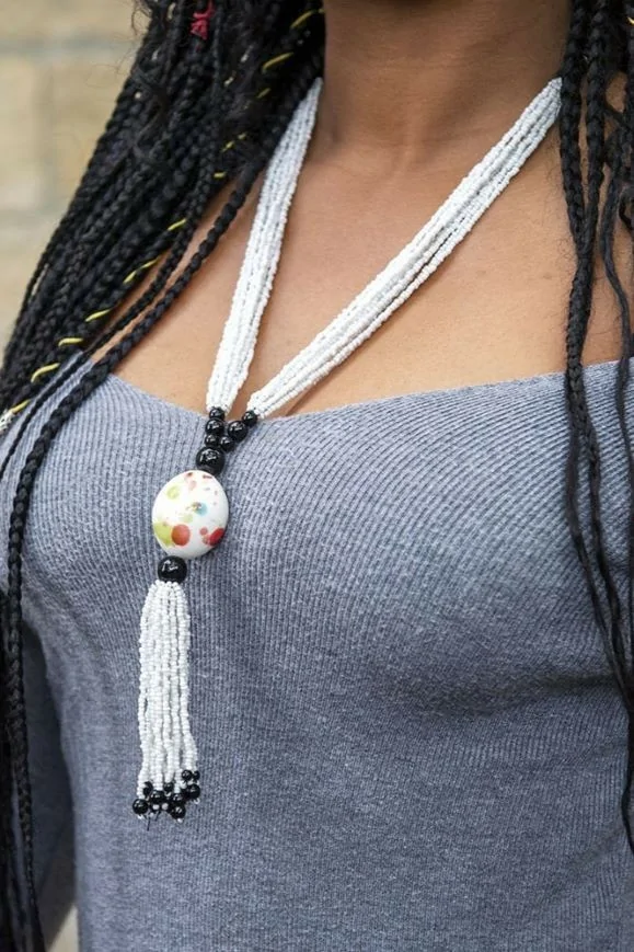 Collier de perles noir et blanc pour femme