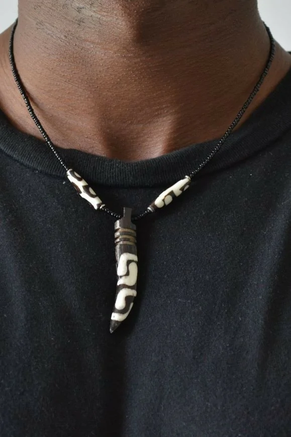 Collier homme avec perles et pendentif