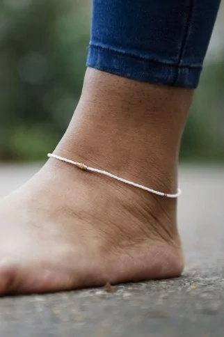 Bracelet de cheville en perles blanches