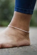 Bracelet de cheville en perles blanches