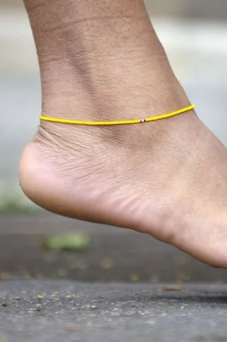 Bracelet en perles jaunes pour cheville