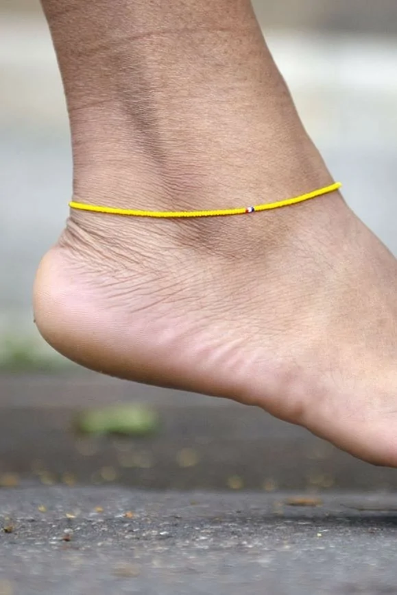 Bracelet en perles jaunes pour cheville