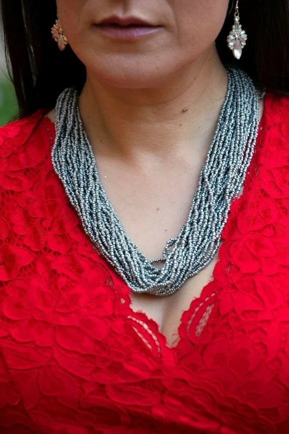 Ensemble de colliers de perles grises torsadés