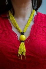 Collier de perles jaunes avec pendentif lumineux