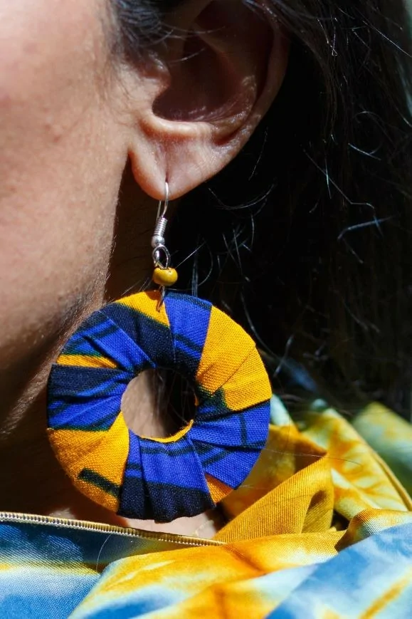 Boucles d'oreilles bleues et jaunes en tissu wax
